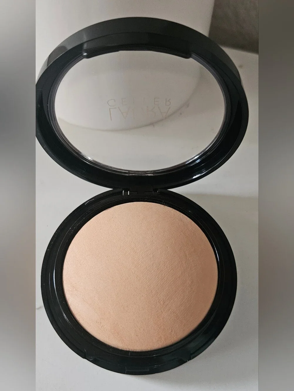 Laura Geller Double Take Full Coverage Powder Foundation in Light